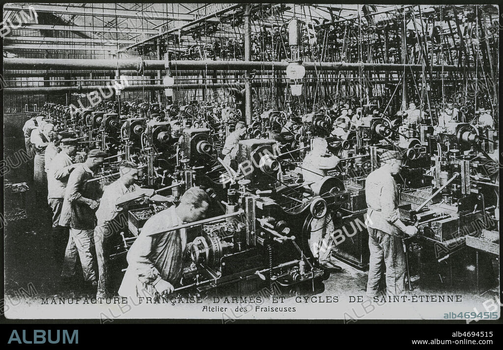 ' MANUFRANCE Manufacture d'armes et cycles de Saint Etienne, atelier des fraiseuses' Carte postale vers 1905 - 1910 . Credit Collection Kharbine Tapabor.