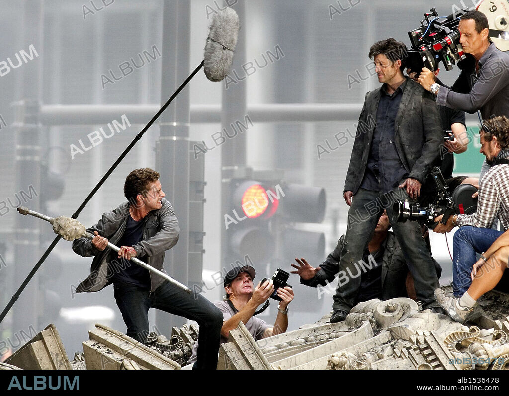 PATRICK DEMPSEY y SHIA LABEOUF en TRANSFORMERS: EL LADO OSCURO DE LA LUNA, 2011 (TRANSFORMERS: DARK OF THE MOON), dirigida por MICHAEL BAY. Copyright PARAMOUNT PICTURES.