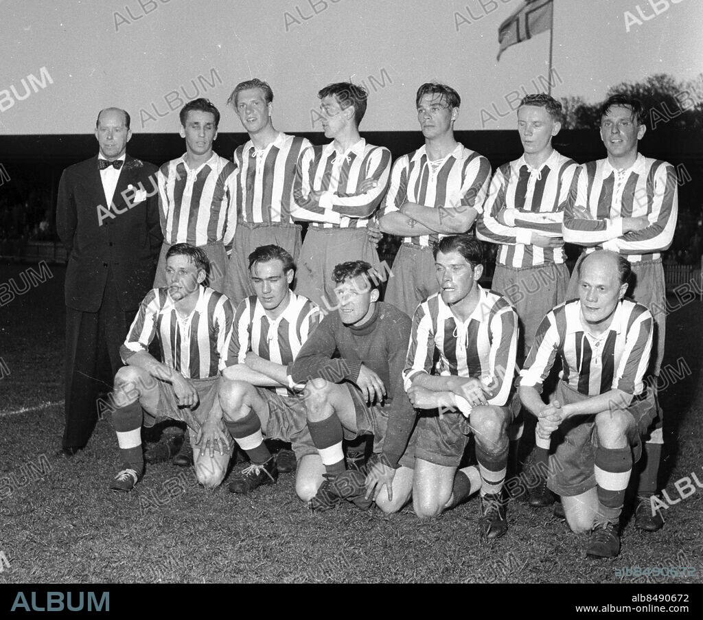 Göteborg juni 1951. IFK Göteborg - lagbild på Gamla Ullevi - Övre raden frv: Reino Börjesson, Lars Jangblad, Henry Larsson, Tryggve Granqvist, Sven Sjöblom, Erik Bergqvist. Knästående fr v: Holger Hansson, OKÄND, Henry Andersson, Leif Björkman, Rune Emanuelsson. Lagledaren är okänd. *** Local Caption *** Låda Krep 2012-07. KAMERAREPORTAGE.
