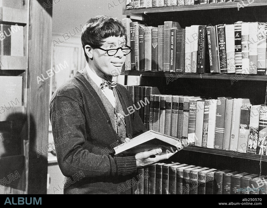 JERRY LEWIS en EL PROFESOR CHIFLADO, 1963 (THE NUTTY PROFESSOR), dirigida por JERRY LEWIS. Copyright PARAMOUNT PICTURES.