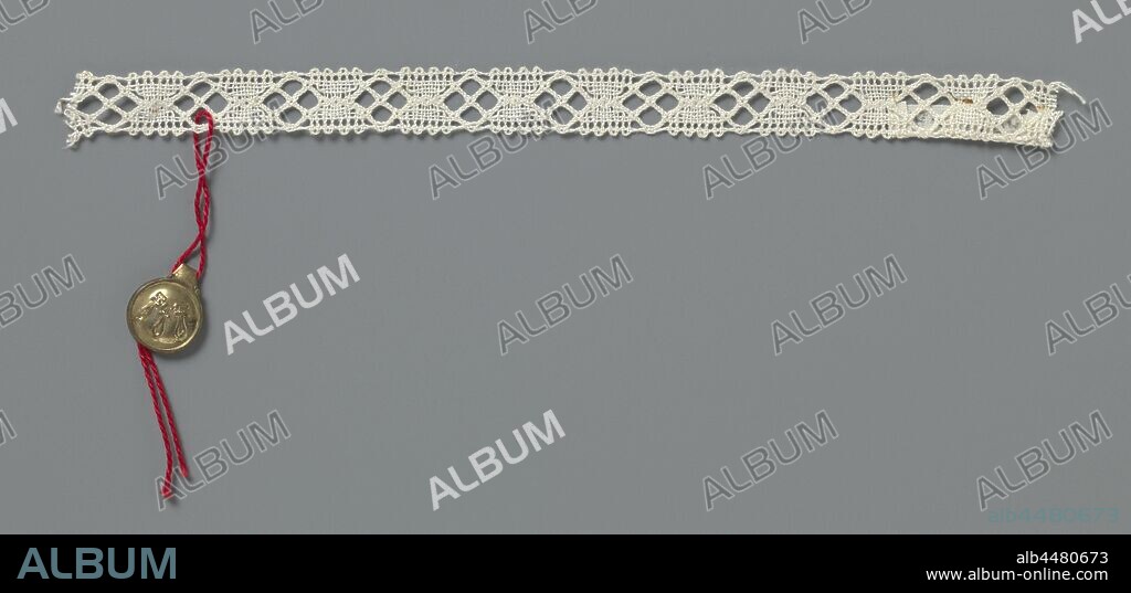 Strip of bobbin lace with stylized eyebright or 'ögontröst', Strip of natural-colored bobbin lace, Swedish lace. The strip is attached to pins on a light blue cardboard with four other strips. The strip is attached to pins on a light blue cardboard with four other strips. At the top of the cardboard is' Wadstena. Sweden. ' written under the strip is 'Eye-bright.' (ögontröst) '. The repetitive and symmetrical pattern consists of four diamond-shaped meshes, which together form a larger diamond. The space between the successive windows is worked in linen with a circle in the middle, this may be a stylized eye-comfort flower. The top and bottom of the strip are straight finished and provided with picots. A red thread with a gold-colored seal hangs on the strip, with three spools on one side and a monogram with a V and an Ö on the other (Vadstena Östergötland?)., anonymous, Vadstena, c. 1800 - c. 1899, linen (material), Swedish lace, l 1 cm × w 15.5 cm ×, 1.8 cm.