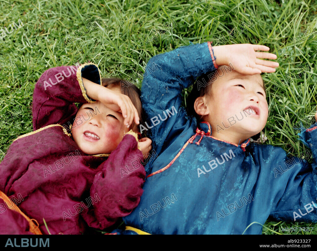 NANSAL BATCHULUUN and NANSALMAA BATCHULUUN in CAVE OF THE YELLOW DOG, 2005 (DIE HOHLE DES GELBEN HUNDES), directed by BYAMBASUREN DAVAA. Copyright SCHESCH FILMPRODUKTION.