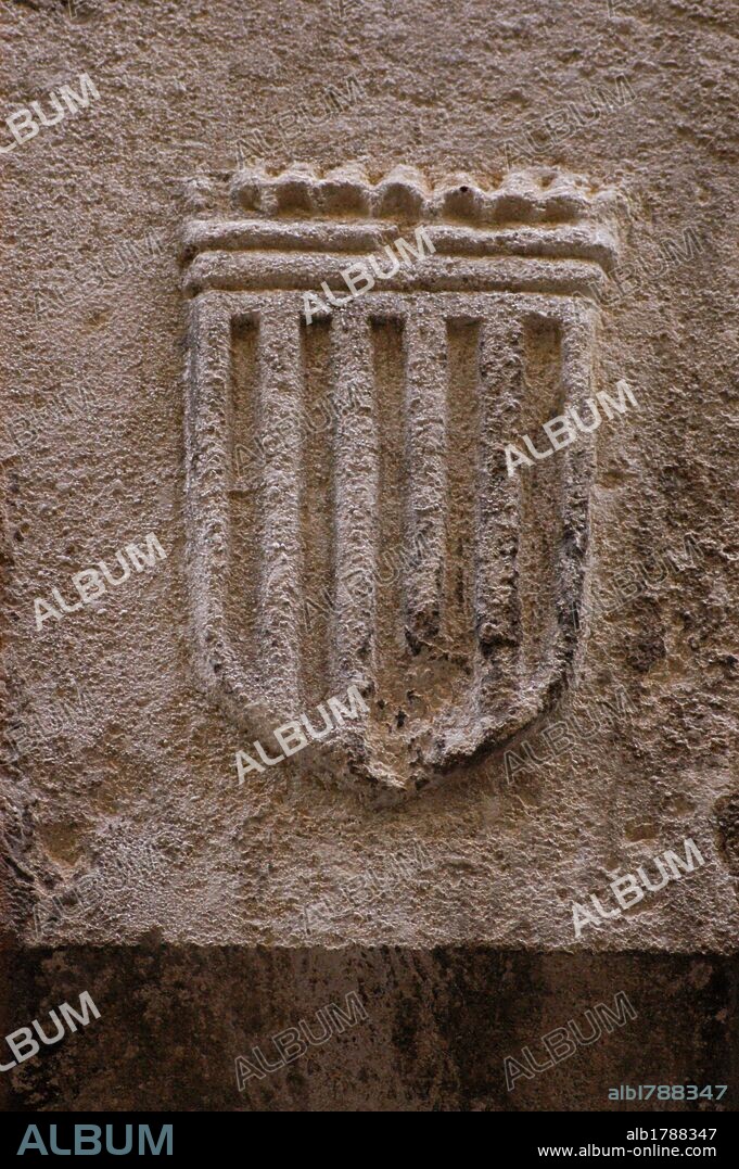 ESCUDO labrado en piedra del antiguo reino de la Corona de Aragón. Ayuntamiento de Vilafranca del Penedès. Comarca del Alt Penedès. Provincia Barcelona. Cataluña.
