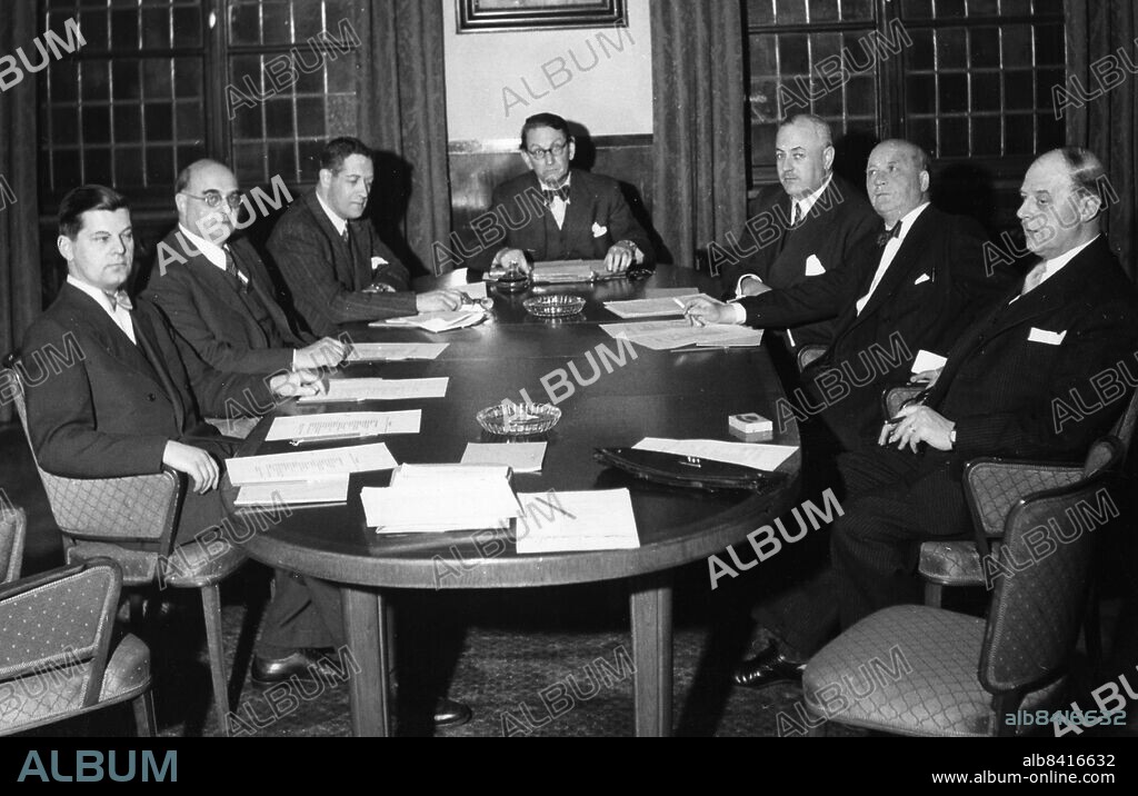 ARKIV STOCKHOLM 1949. DN:s styrelse 1949, från vänster: Erik Huss, Sten Hedman, Kaj Bonnier, Yngve Larsson, Helge Heilborn, Herbert Tingsten och Ivar Ljungqvist.. Foto: Dagens Nyheter / SCANPIX / Kod: 192. **SVD OUT**.