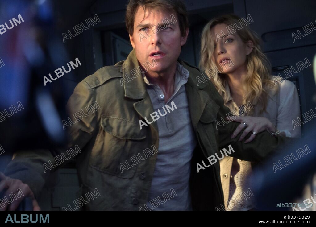 ANNABELLE WALLIS and TOM CRUISE in THE MUMMY, 2017, directed by ALEX KURTZMAN. Copyright UNIVERSAL PICTURES.