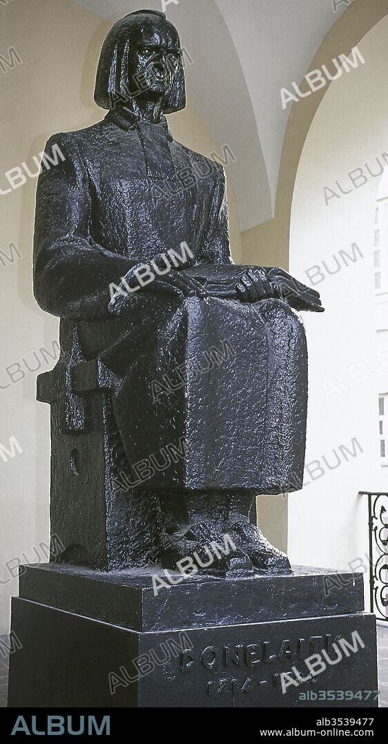 Kristijonas Donelaitis (Gumbinnen, Este de Prusia, hoy Rusia, 1714-Tolmingkehmen, en la actualidad Chistyye Prudy, 1780). Escritor lituano. Pastor luterano. Estatua del literato ubicada en la entrada de la Universidad. Vilnius. Lituania.