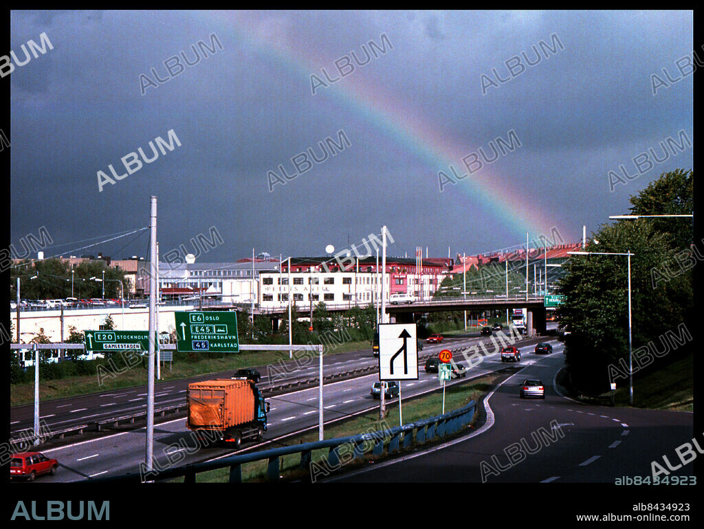 Gšteborg 990927-Ullevimotet i Gšteborg strax innan det bšrjar regna med regnbŒgen i bakgrunden.. VŠg, VŠgar, vŠgnŠt, bilar, regnbŒge, stadsmiljš.. Foto:Pontus Lundahl Kamerareportage. *** Local Caption *** . Pontus Lundahl.