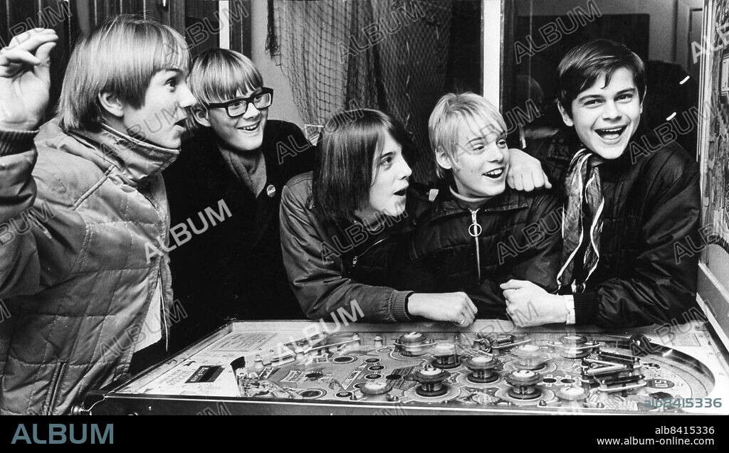 ARKIV 19671222. Ungdomsgård ,i Högdalen. Virtuoser på att få jackpot var de här pojkarna på Högdalens ungdomsgård. Från vänster Björn Neuman,Anders Åström, Thomas Thyrén och Mikael Ramfalk.. Foto:Roland Jansson Code:29. COPYRIGHT SCANPIX SWEDEN.