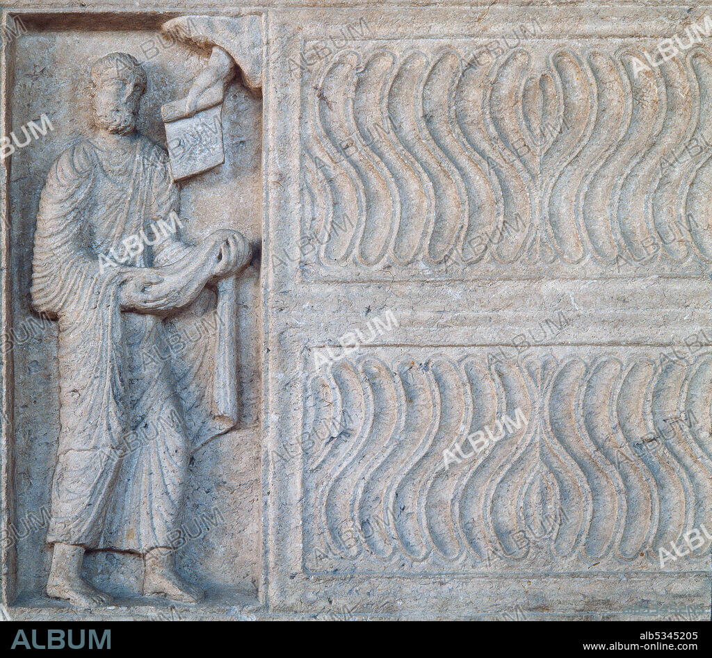 Sarcófago de Leocadius, detalle del extremo izquierdo con una escena de escena de Moisés recibiendo las tablas de la Ley. Piedra calcárea, 60 x 207 x 62 cm., siglo V, procedente de la Necrópolis Paleocristiana de Tarragona. Museu Nacional Arqueològic de Tarragona (MNAT).