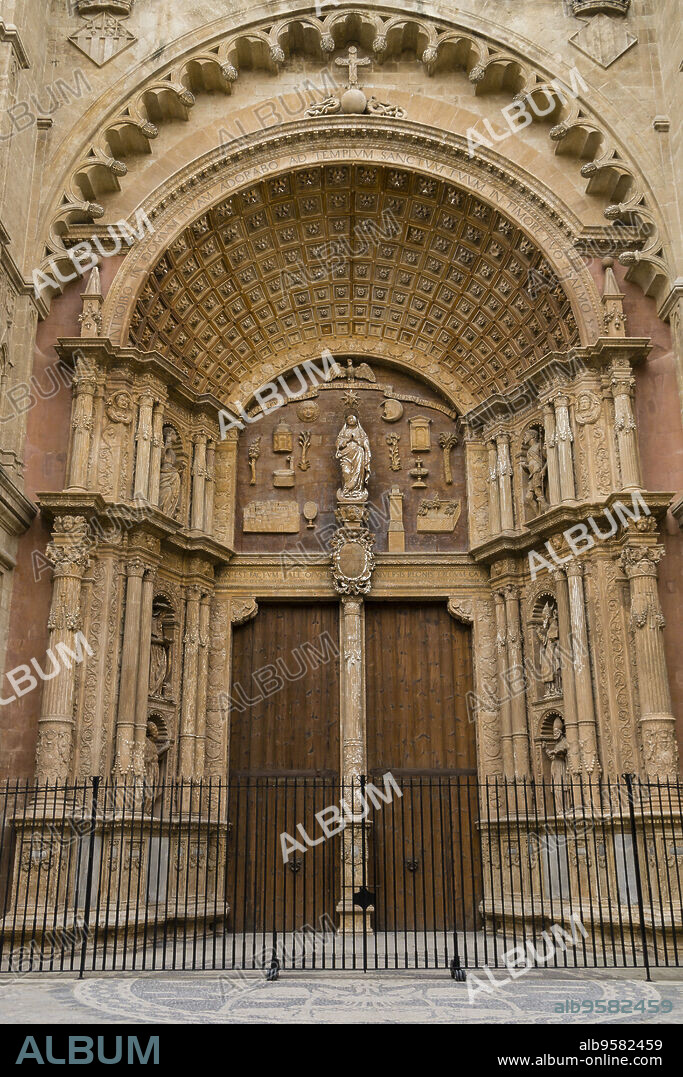 fachada principal, Catedral-Basílica de Santa María de Palma de Mallorca, iniciada en 1229, Palma, Mallorca, balearic islands, spain, europe.
