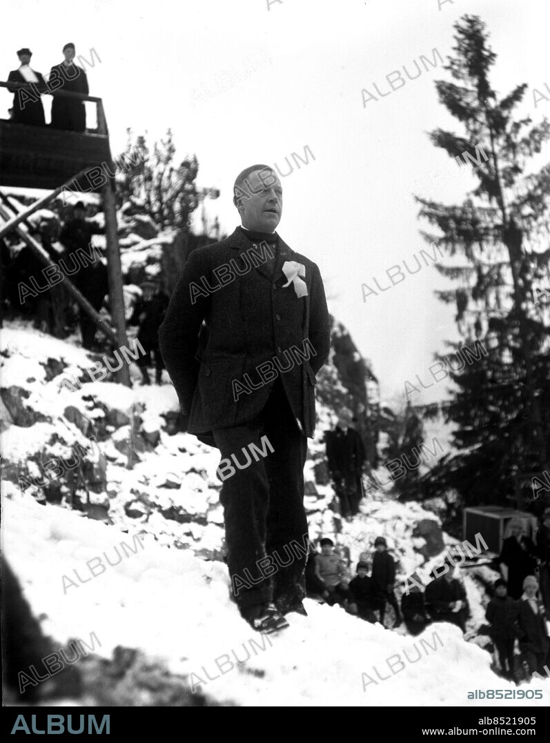 ARKIV 1924. Direktör Nils Rehnström vid invigningen av hoppbacken i Södertälje.. Director Nils Rehnström speaks at the opening of a new ski jump in Sodertalje.. Foto: TT Historical/1900. Scanpix Sweden.