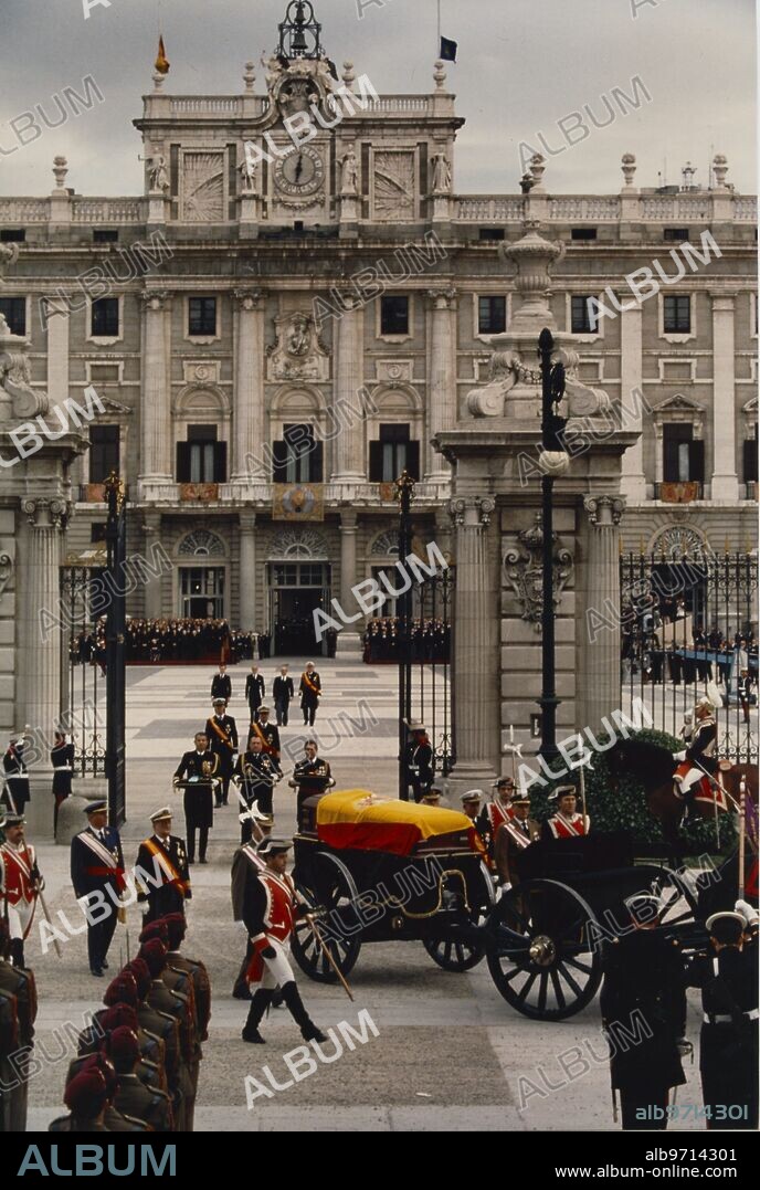 2 abril 1993. Funerales por Don Juan de Borbón. Desde la iglesia del Palacio Real. donde estuvo instalada la capilla ardiente, el féretro fue trasladado en un armón de artillería por la plaza de la Armería, seguido por el Rey y el Príncipe de Asturias. La comitiva fúnebre se dirigiría después a El Escorial.