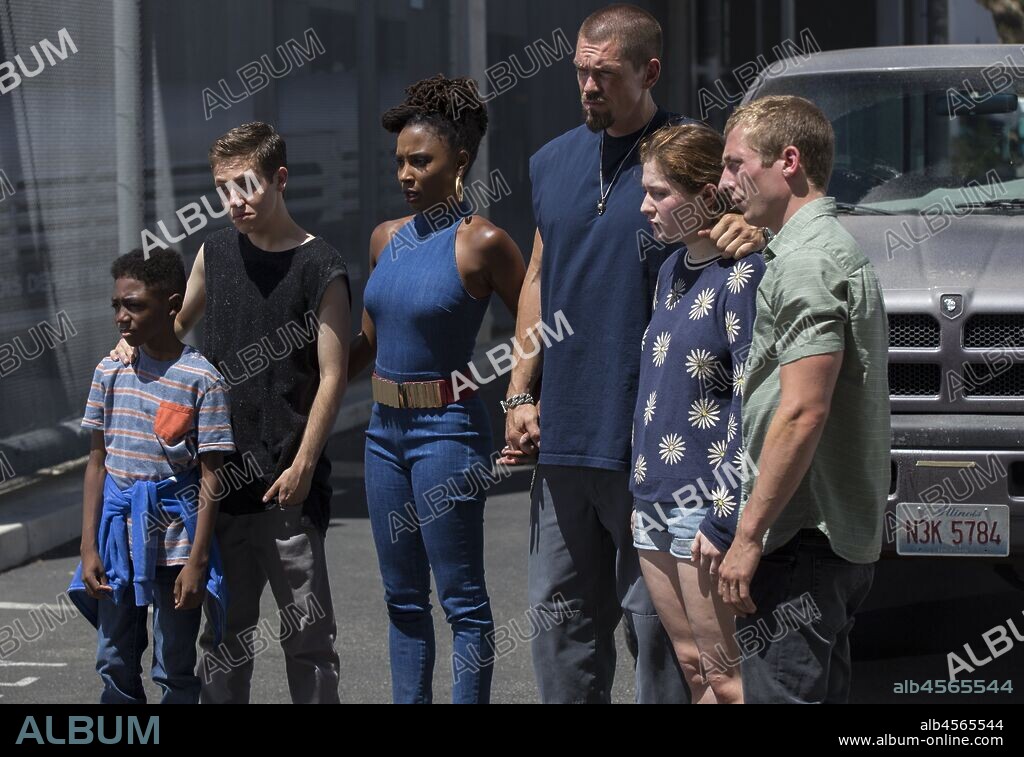 EMMA KENNEY, ETHAN CUTKOSKY and JEREMY ALLEN WHITE in SHAMELESS (2011), directed by MARK MYLOD. Copyright SHOWTIME NETWORKS.  Temporada 10.