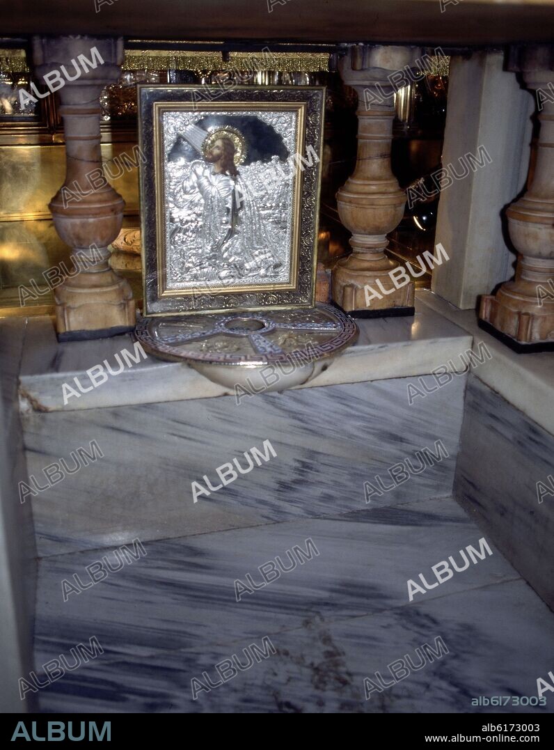 INTERIOR-CAPILLA ORTODOXA GRIEGA"CAPILLA DEL CALVARIO"ICONO Y PILA BAUTISMAL BAJO EL ALTAR.