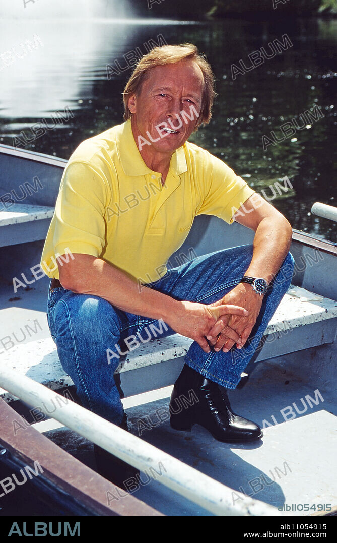 Claus Theo Gärtner, German actor, well known in the role as private detective Matula in TV crime series: Ein Fall fuer Zwei, here he sits in a rowing boat, Germany, 1997.