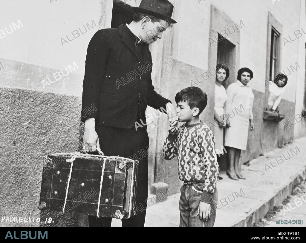 CANTINFLAS en EL PADRECITO, 1964, dirigida por MIGUEL M. DELGADO. Copyright POSA FILMS, S.A.