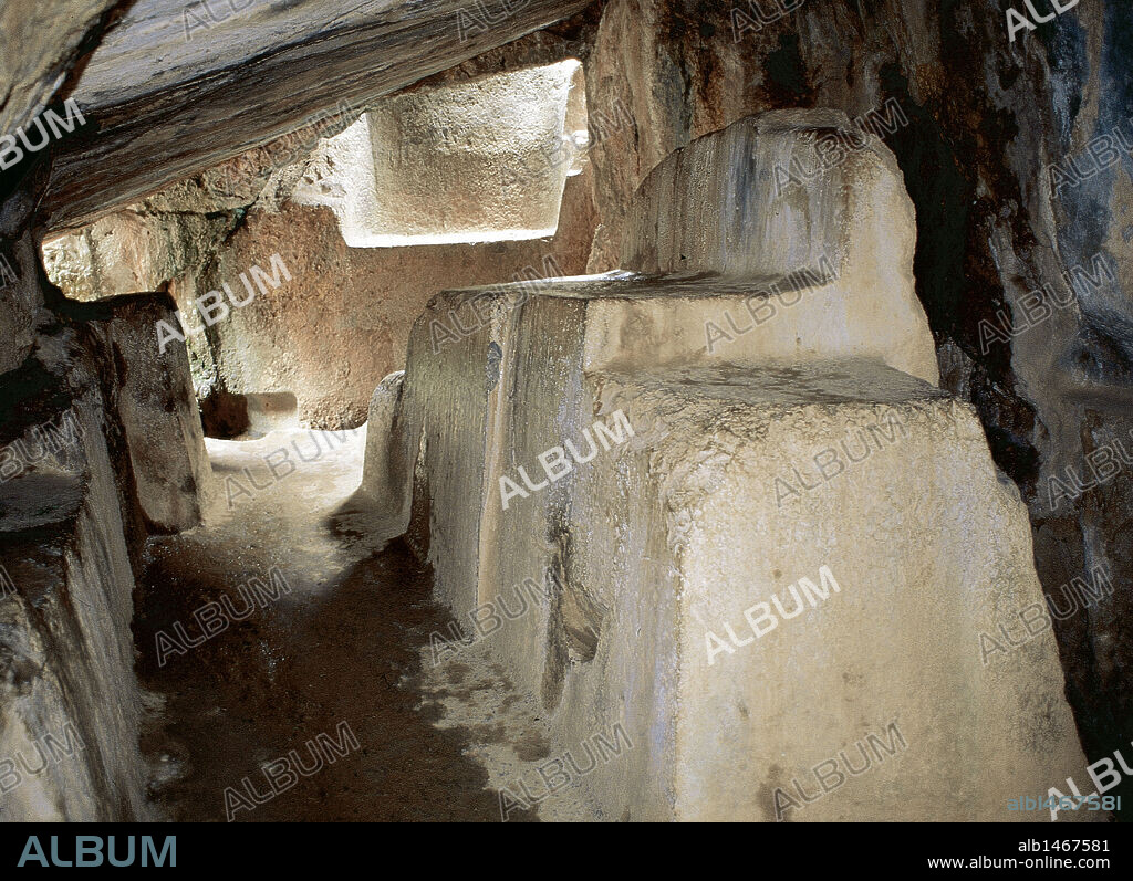 ARTE PRECOLOMBINO. INCA. PERU. QUENKO. Complejo considerado un gran adoratorio. CAVERNA SUBTERRANEA seminatural en cuyo interior se encuentran dos altares de piedra para realizar, posiblemente, sacrificios en honor de la Pacha Mama (Madre Tierra) .