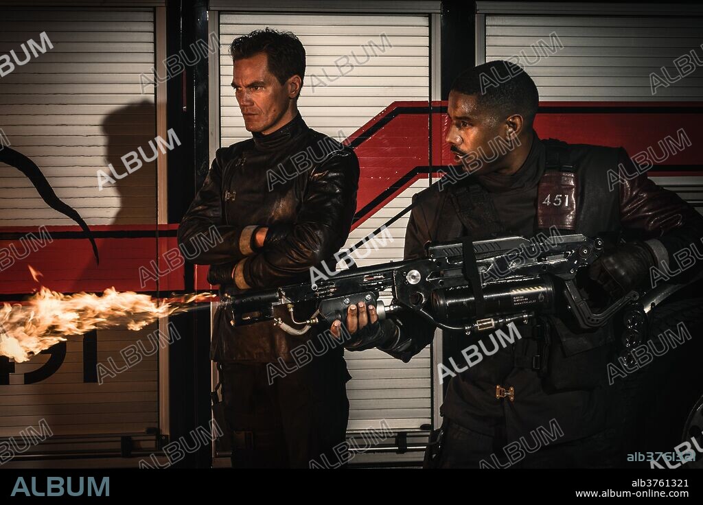 MICHAEL B. JORDAN and MICHAEL SHANNON in FAHRENHEIT 451, 2018, directed by RAMIN BAHRANI. Copyright BRAVE COVE PROD/HBO FILMS/NORUZ FILMS/OUTLIER SOCIETY PROD.