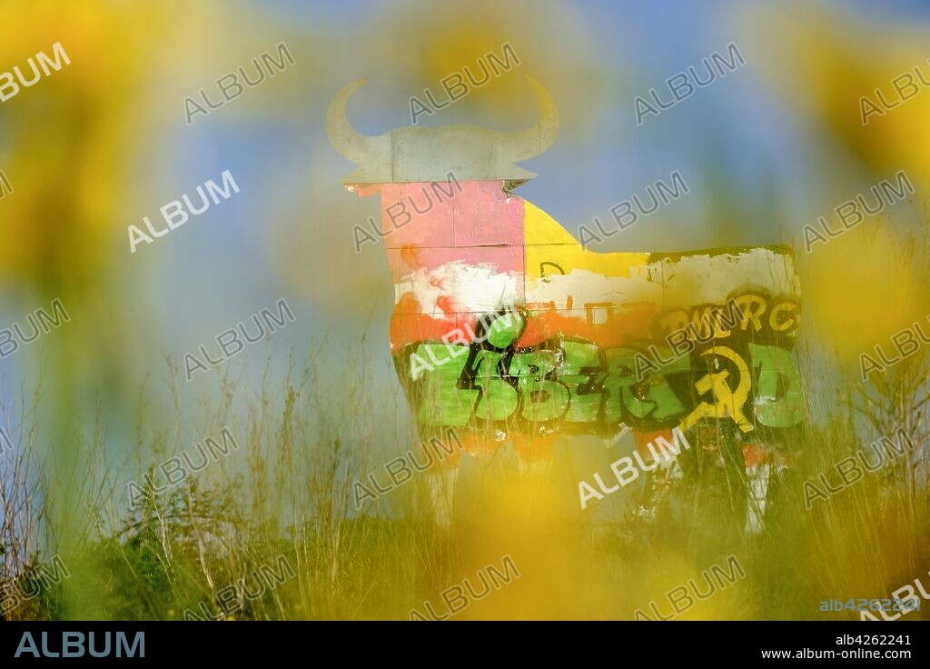 toro de Osborne, Manolo Prieto, silueta de un toro de lidia, valla publicitaria de carretera para promocionar el brandy de Jerez Veterano del Grupo Osborne, Ma-15 entre Algaida y Montuiri, Mallorca, balearic islands, spain, europe.