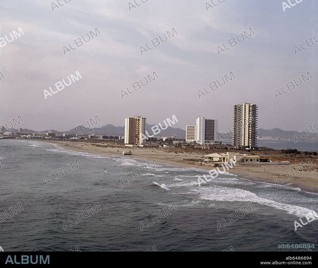 EDIFICIO DE APARTAMENTOS JUNTO A LA PLAYA EN LA MANGA DEL MAR MENOR.