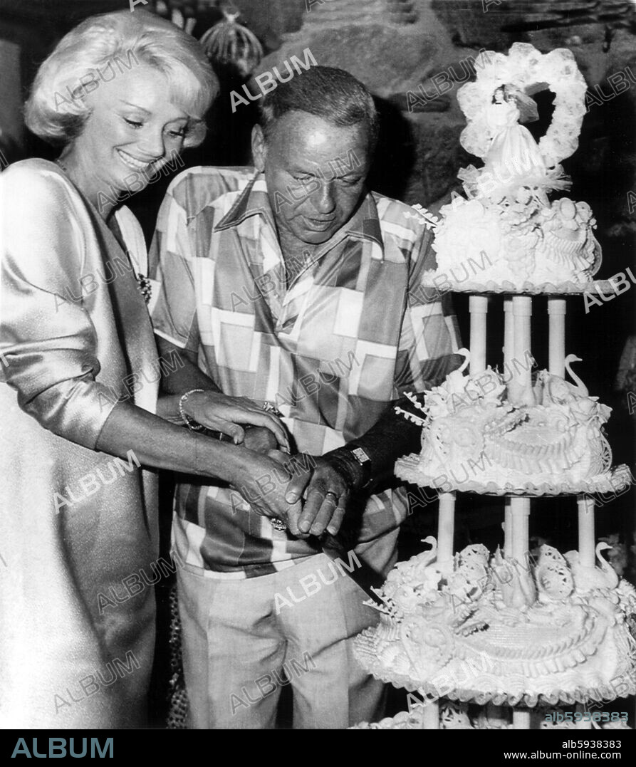 Frank Sinatra und seine Frau Barbara schneiden nach ihrer Hochzeit am 11. Juli 1976 in Palm Springs (Kalifornien) die vierstöckige Hochzeitstorte an. Der amerikanische Sänger und Schauspieler, Sohn sizilianischer Einwanderer, begeisterte schon in den 40er Jahren ein Massenpublikum. Lieder wie "Stranger in the night" und "New York, New York" sind längst Klassiker. Für die Rolle des Soldaten "Maggio" in dem Antikriegsfilm "Verdammt in alle Ewigkeit " erhielt er 1954 den "Oscar". Die Karriere des hitzköpfigen Stars wurde immer wieder von Skandalen überschattet. Er lieferte sich Prügeleien mit Fotografen und wurde wiederholt mit der Mafia in Verbindung gebracht. Zusammen mit Dean Martin und Sammy Davis jr. bildete er den harten Kern des legendären, trinkfreudigen "Rat Pack". Nach gescheiterten Ehen mit Nancy Barbato, Ava Gardner und Mia Farrow ist Sinatra seit 1976 mit der ehemaligen Tänzerin und Witwe von Zeppo Marx ("Marx Brothers"), Barbara, verheiratet. Sinatra wurde am 12. Dezember 1915 in Hoboken (New Jersey) geboren. 11/07/1976