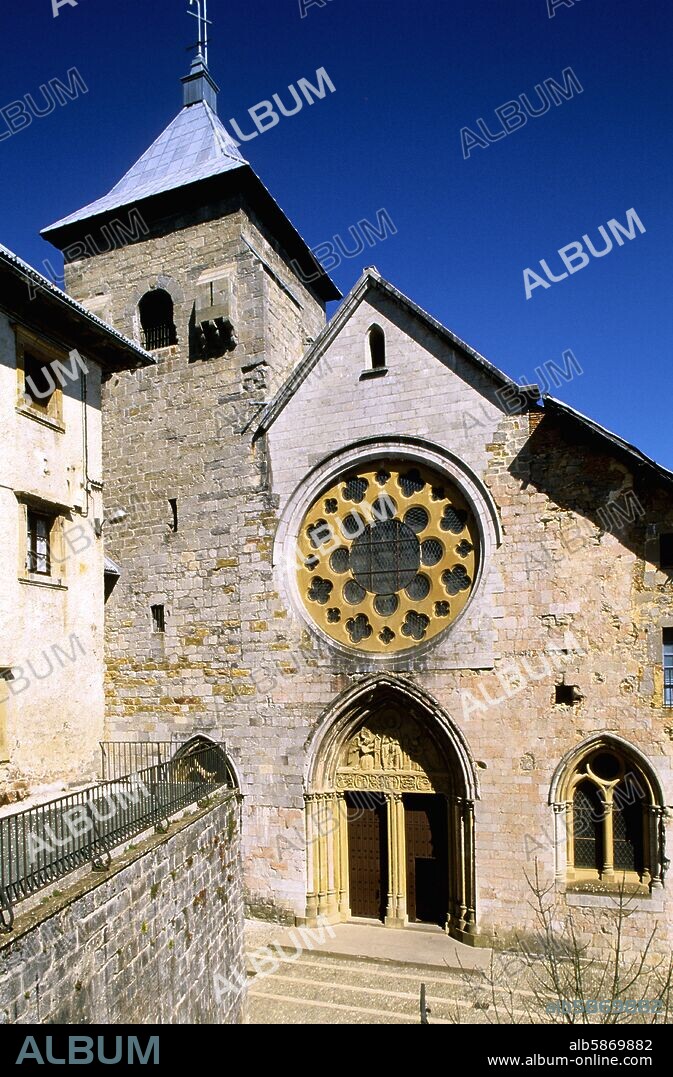 Roncesvalles, Iglesia del Monasterio, portada Camino de Santiago.