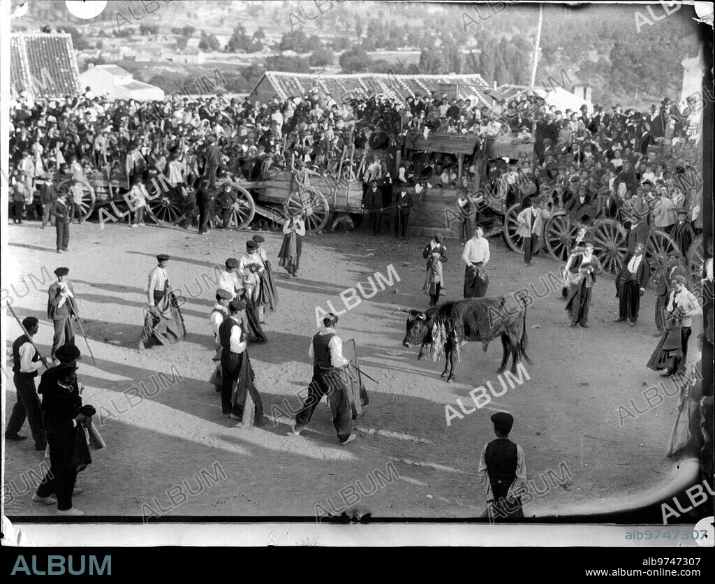 October 9, 1906. Festivities in Valsaín: bullfight in the town square with the presence of HM The King.