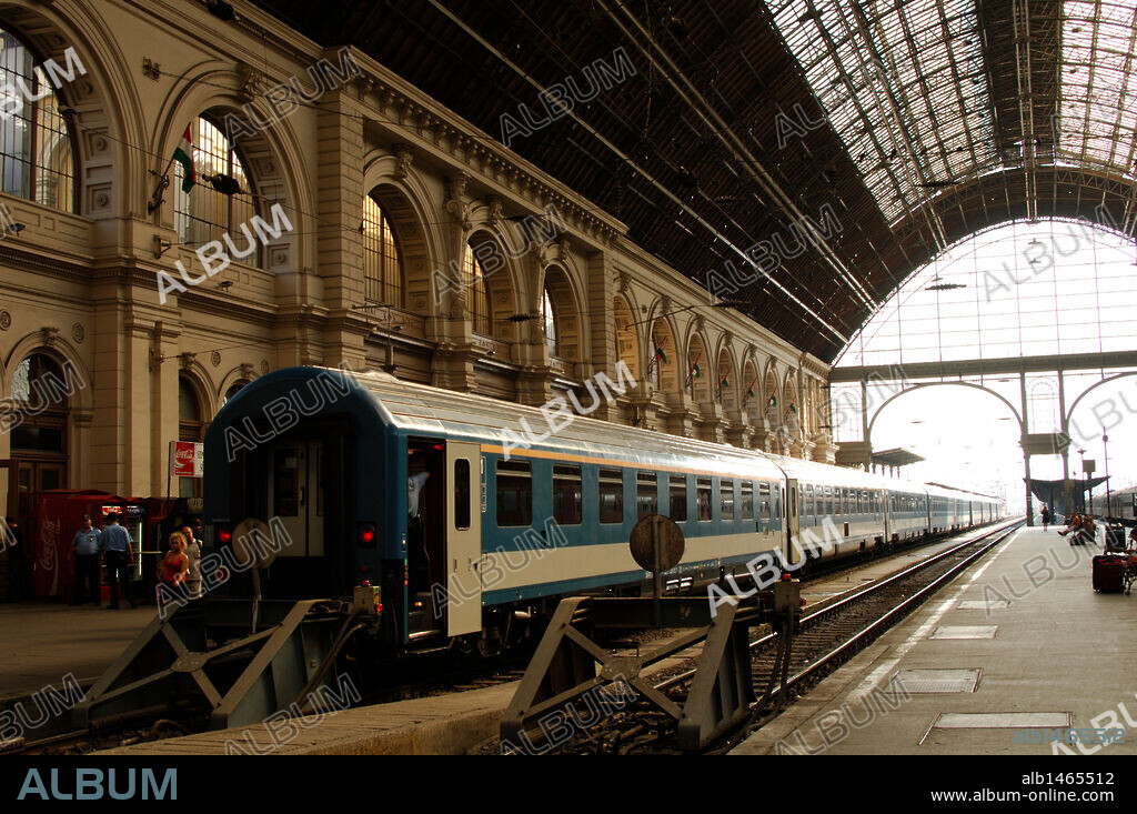 Tren estacionado. Estación del Este. (Keleti Pályaudvar). Budapest. Hungría.
