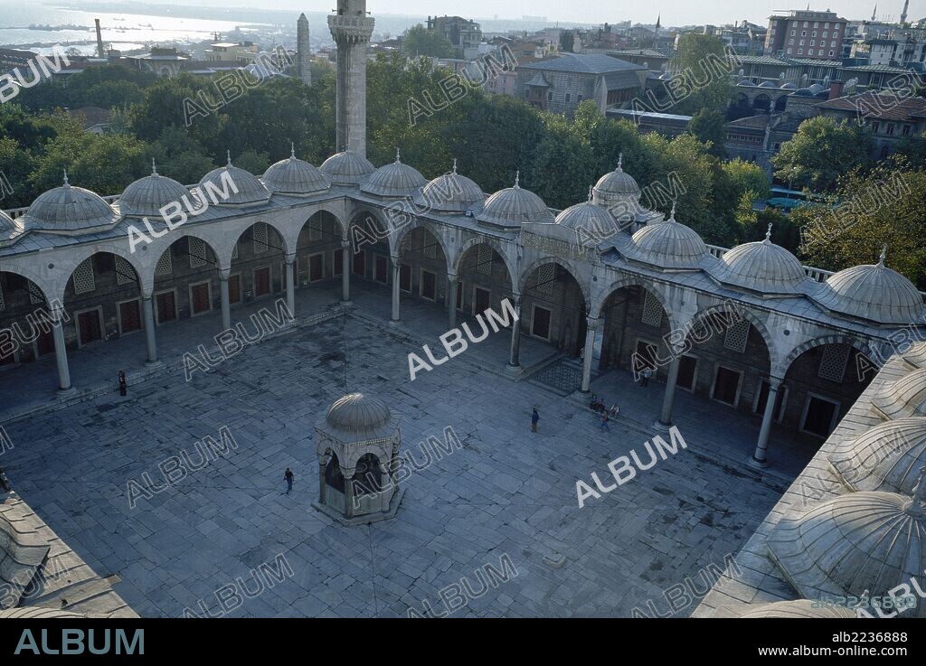 ARTE ISLAMICO. ESTILO OTOMANO. TURQUIA. SULTAN AHMET CAMII o MEZQUITA AZUL. Construida por Mehmet Aga entre 1609 y 1616 por orden del sultán AHMET I (1603-1617). Vista general del PATIO PORTICADO, con la fuente de abluciones en su centro. ESTAMBUL.