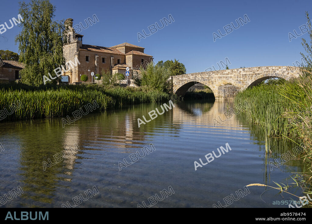 Puente romano sobre el río Ucero y Iglesia de Santa Cristina, El Burgo de Osma, Soria, comunidad autónoma de Castilla y León, Spain, Europe.