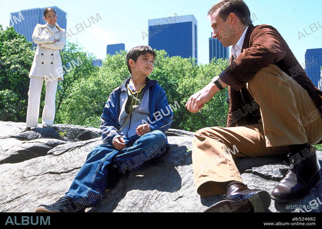 JENNIFER LOPEZ, RALPH FIENNES and TYLER POSEY in MAID IN MANHATTAN, 2002, directed by WAYNE WANG. Copyright COLUMBIA PICTURES.