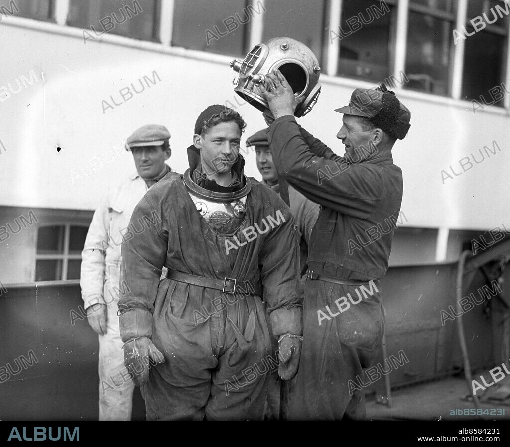 Göteborg - 1937-03-05 - En dykare får hjälp att sätta på sig utrustningen *** Local Caption *** GT Låda 1937-mars-01. KAMERAREPORTAGE.