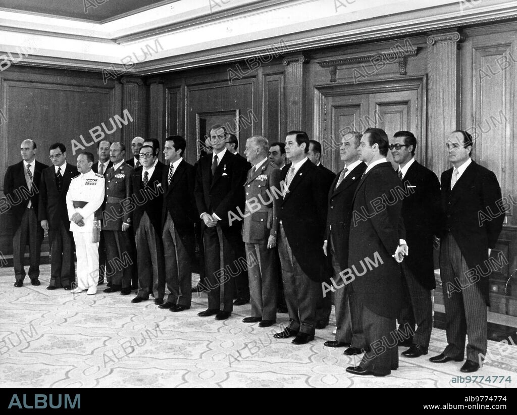 Madrid, 8/7/1976. Jura del nuevo gobierno. Bajo la presidencia de S.M. el Rey don Juan Carlos I, se ha celebrado en el Palacio de la Zarzuela la ceremonia de juramento del nuevo Gobierno formado por el presidente don Adolfo Suárez. En la foto, el Rey con el gobierno en pleno poco después de la jura.