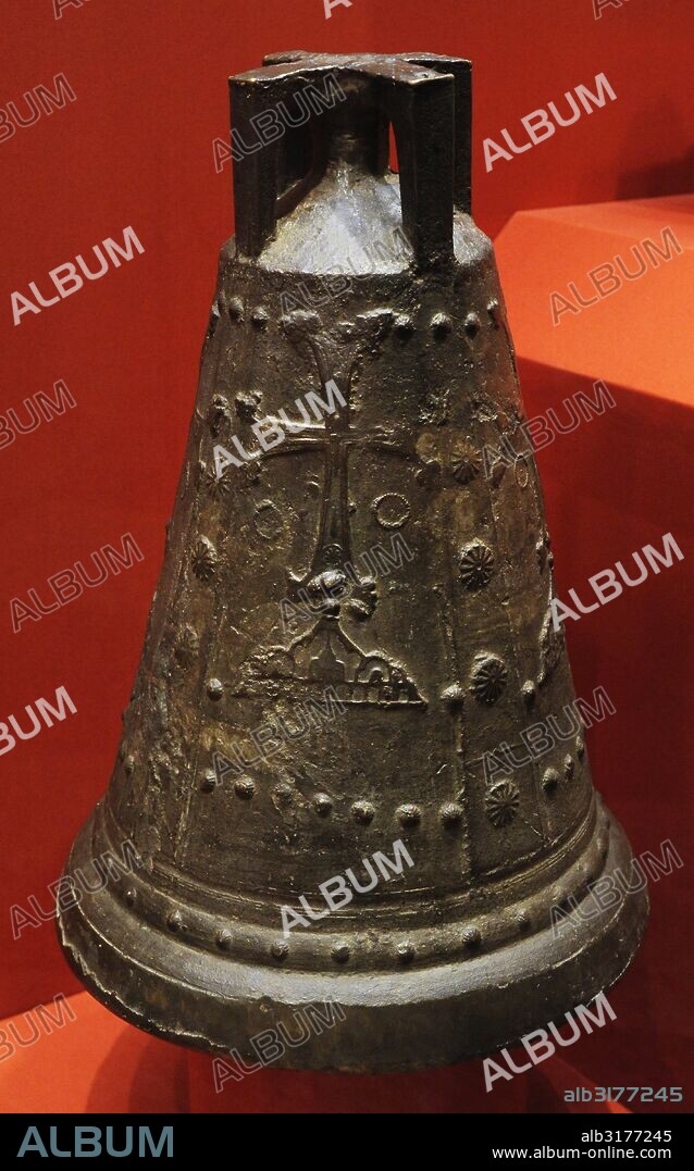 Arte. Edad Media. Transcauscasia. Georgia. Campana de bronce. Técnica de fundición con adornos en bajorrelieve. Procedent de Poti, Georgia. Siglo XIII. Museo del Hermitage (The State Hermitage Museum). San Petersburgo. Rusia.