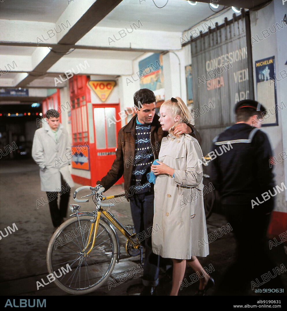 CATHERINE DENEUVE et NINO CASTELNUOVO dans LES PARAPLUIES DE CHERBOURG, 1964, réalisé par JACQUES DEMY. Copyright PARC FILMS.