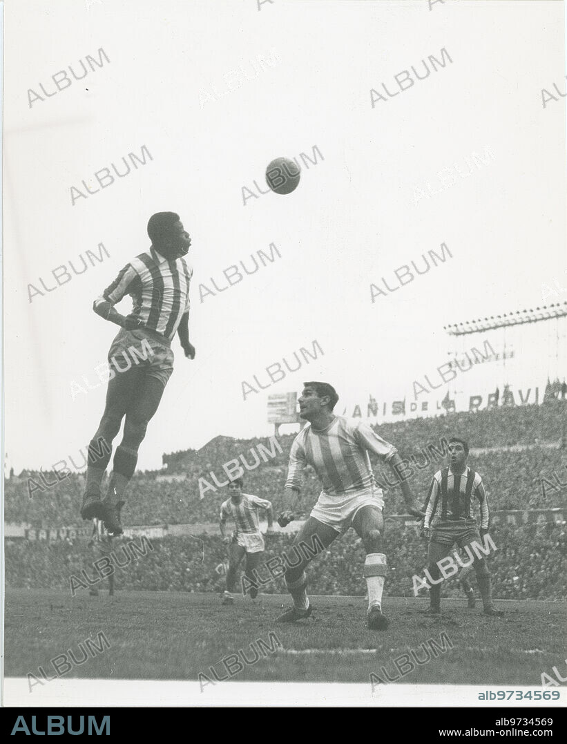 Madrid, 30/12/1962. Partido de liga dispuado en el estadio Metropolitano entre el Atléticio de Madrid y el Real Valladolid CF, que terminó con la victoria local por 5 a 2. En la imagen, Miguel Jones apunto de rematar de cabeza.