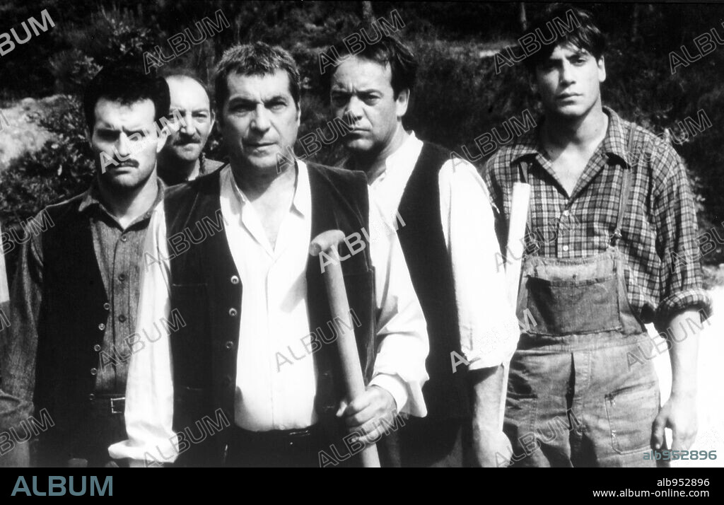 JAVIER BARDEM, SANCHO GRACIA y TITO VALVERDE en HUIDOS, 1993, dirigida por SANCHO GRACIA. Copyright S.G. PRODUCCIONES CINEMATOGRAFICA.