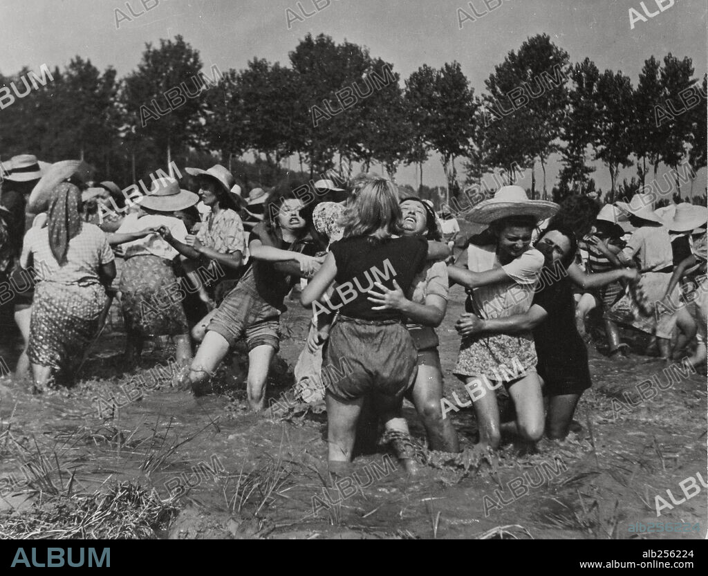 BITTER RICE, 1949 (RISO AMARO), directed by GIUSEPPE DE SANTIS. Copyright LUX/DE LAURENTIIS.