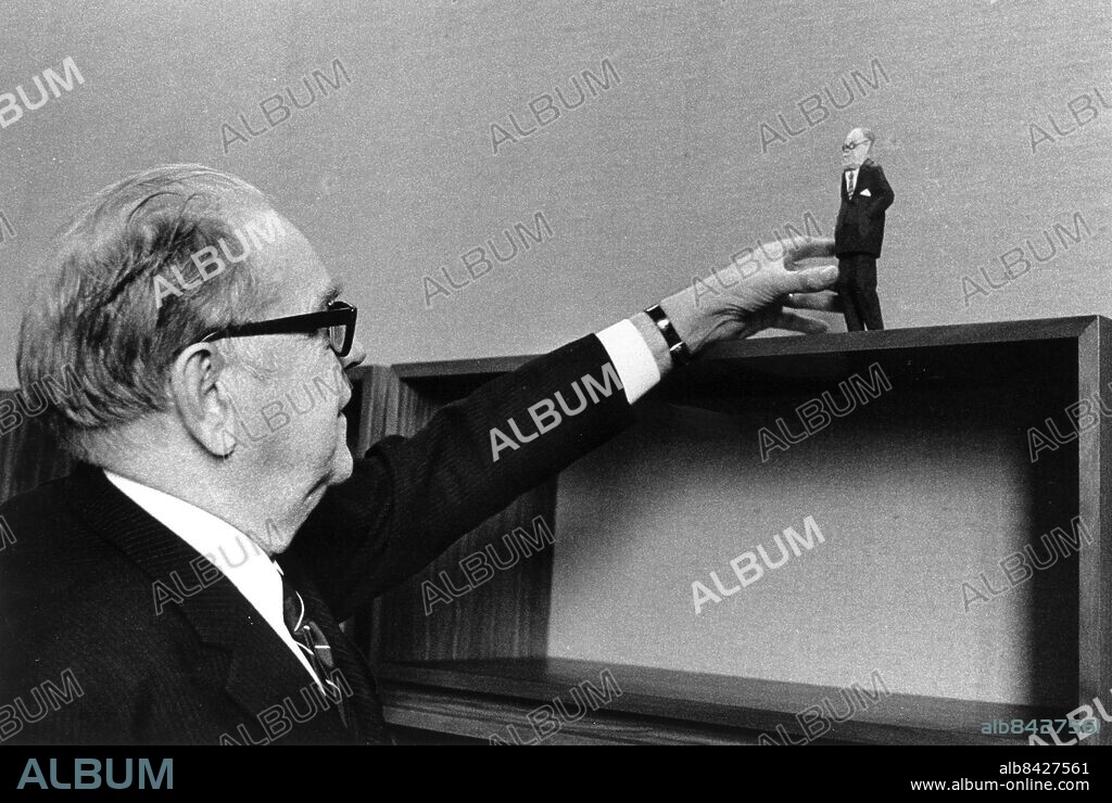 19691013 - Tage Erlander avgår som statsminister och ersätts av ecklesiastikminister Olof Palme. Erlander bildade sin första regering 1946. Foto: Jan Collsiöö Kod: 1001/9909 . COPYRIGHT SCANPIX SWEDEN.