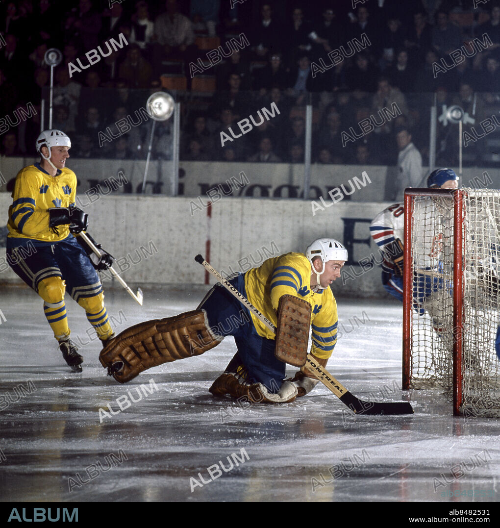 STOCKHOLM 1969 MARS. Tre Kronors målvakt Leif "Honken" Holmqvist och Nils "Nicke" Johansson i aktion troligen mot tjeckerna i ishockey-VM i Stockholm i mars 1969.. Foto: Jan Delden / EXP / TT / Kod: 10. **AFTONBLADET OUT**.