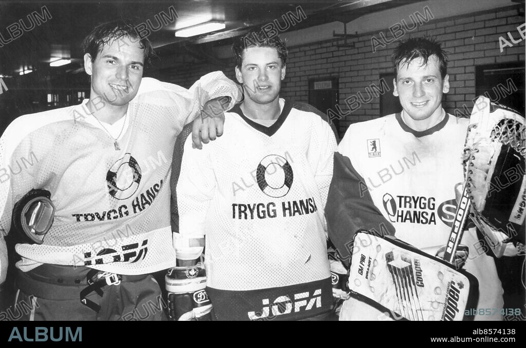 GÖTEBORG 1992-04-19.. Joachim Esbjörs, ishockeyspelare i Västra Frölunda, flankeras av till vänster Patrick Carnbäck och till höger målvakten Håkan Algotsson. *** Local Caption *** GP Foto: Bengt Christian / Kamerareportage / TT / Kod: 2524.