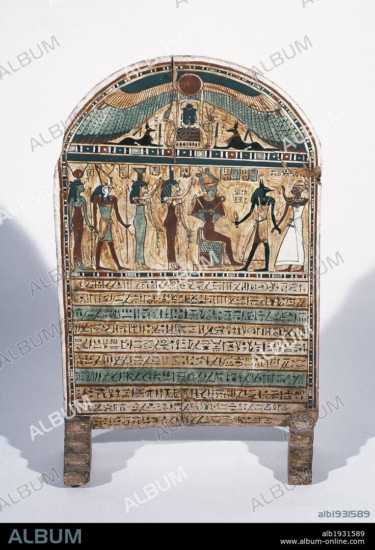 ARTE EGIPCIO. ESTELA FUNERARIA DE THEBAS. Datada dentro del período del Imperio Nuevo (1000 a. C.) y realizada en piedra calcárea policromada. Representación de "ANUBIS PRESENTANDO AL DIFUNTO A OSIRIS, HORUS Y OTRAS DIVINIDADES". Museo Egipcio. Turín. Italia.