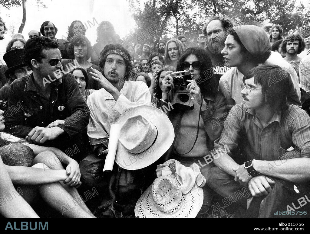 Jun 16, 1972 - Toronto, Ontario, Canada - Folk Star BOB DYLAN (white shirt) and his wife, SARA DYLAN ( born Shirley Marlin Noznisky (or Novoletsky) wanted simply to listen to the New Lost City Ramblers in Toronto. The Dylans were vacationing in the area and dropped in, circling Olympic Island to hear a variety of performers, like blues pianist Roosevelt Sykes. 16/06/1972