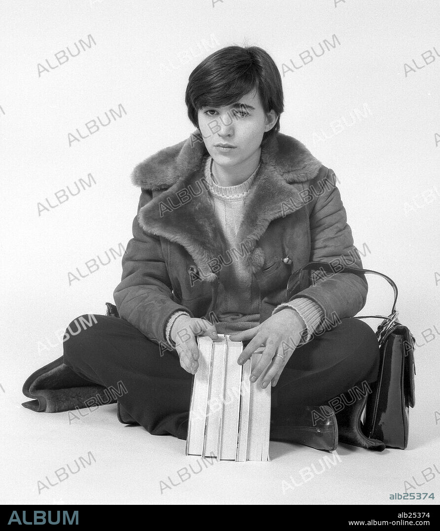 La poeta y novelista española Ana María Moix, posando para la contraportada de su primera novela 'Julia', publicada en Seix Barral en abril de 1970.