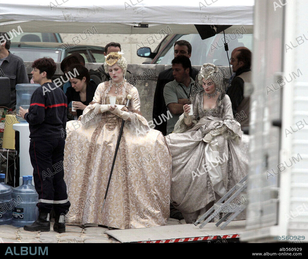 MOLLY SHANNON and SHIRLEY HENDERSON in MARIE ANTOINETTE, 2006, directed by SOFIA COPPOLA. Copyright COLUMBIA PICTURES CORPORATION/AMERICAN ZOETROPE.