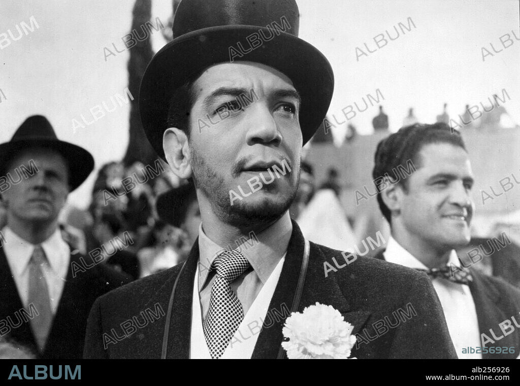 CANTINFLAS in CABALLERO A LA MEDIDA, 1954, directed by MIGUEL M. DELGADO. Copyright POSA FILMS, S.A.