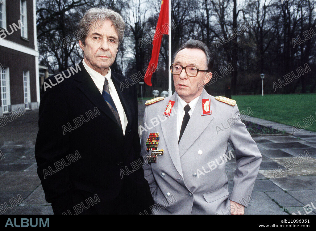 DEUTSCHLANDSPIEL (1) / The docudrama reconstructs the story from the fall of the Berlin Wall to German reunification. / Our picture: EZARD HAUßMANN, PETER SODANN / Headline: DEUTSCHLANDSPIEL (1) / D 2000.
