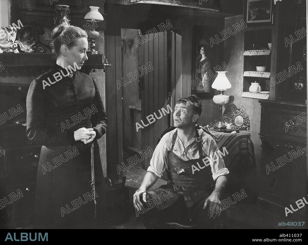 BRENDA DE BANZIE y JOHN MILLS en EL DÉSPOTA, 1954 (HOBSON'S CHOICE), dirigida por DAVID LEAN. Copyright LONDON FILMS/BRITISH LION.