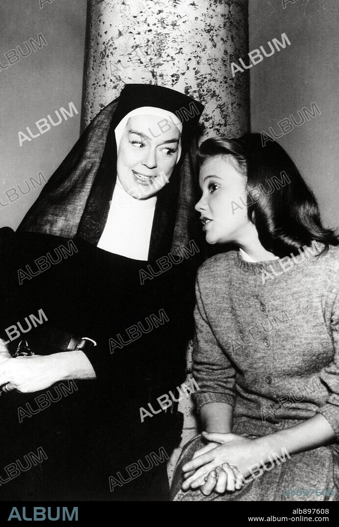 HAYLEY MILLS y ROSALIND RUSSELL en ÁNGELES REBELDES, 1966 (THE TROUBLE WITH ANGELS), dirigida por IDA LUPINO. Copyright COLUMBIA PICTURES.