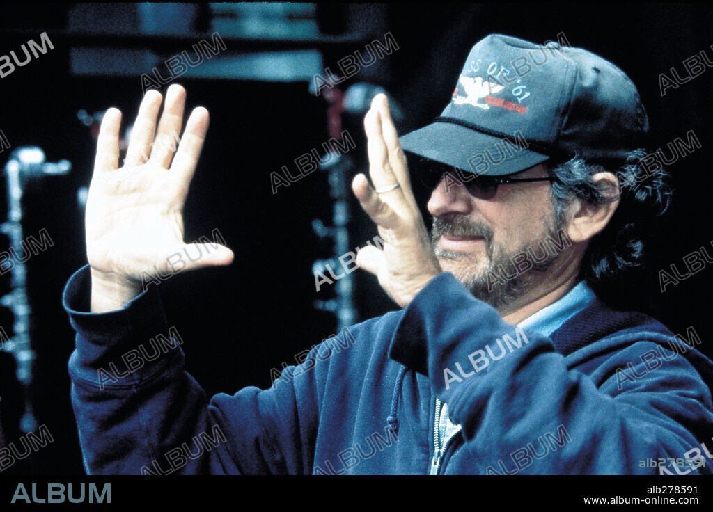 STEVEN SPIELBERG en SALVAR AL SOLDADO RYAN, 1998 (SAVING PRIVATE RYAN), dirigida por STEVEN SPIELBERG. Copyright DREAMWORKS / JAMES, DAVID.